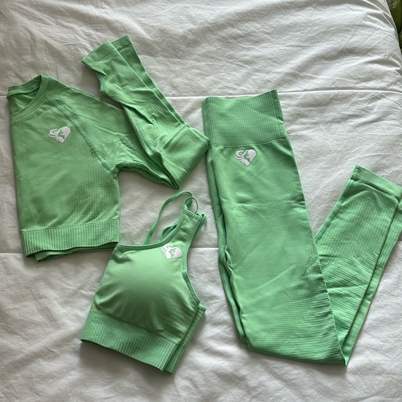 BUNDLE!! Workout cloths!! Women’s Best. Sports bra, leggings, long sleeve top - Picture 4 of 16